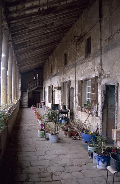 Galerie avec colonnade.