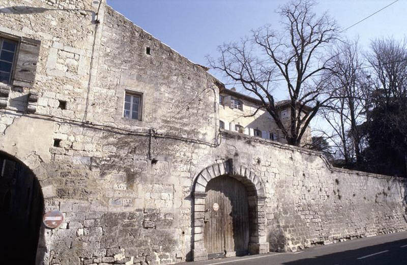 Mur d'enceinte et porte d'entrée.