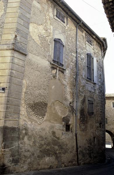 Façade latérale, sur rue.