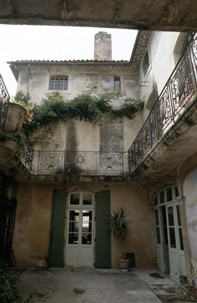 Détail façade sur cour, balcons avec balustrades en fer.