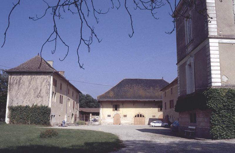 Corps de logis principal et communs, façades sur cour.