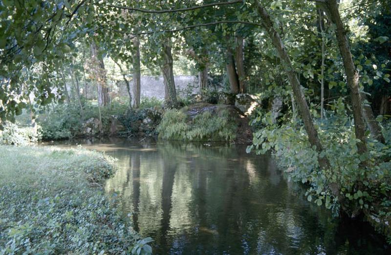 Parc et pièce d'eau.