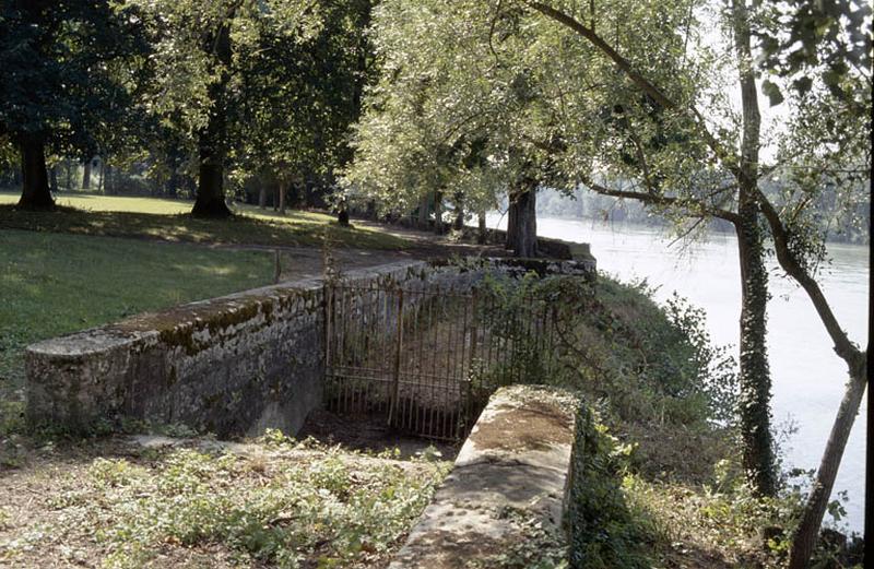 Grille de jardin en fer forgé.