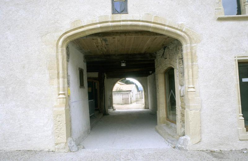 Porche d'entrée sur rue.