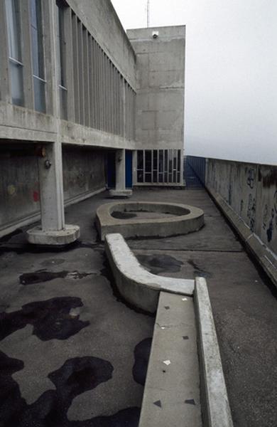 Toit terrasse et cour de maternelle.