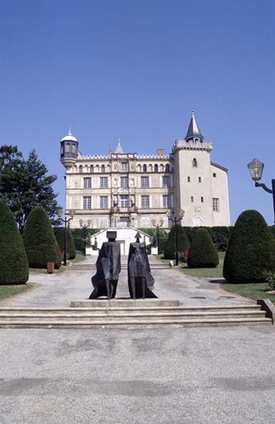 Façade principale avec perspective sur les jardins.