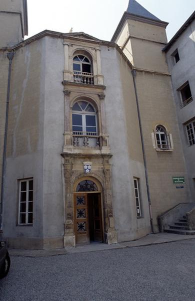 Entrée, sur cour intérieure.