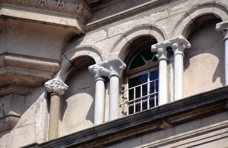 Façade Ouest, détail colonnade.