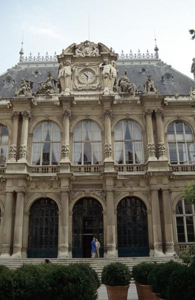 Façade Nord, entrée et horloge.