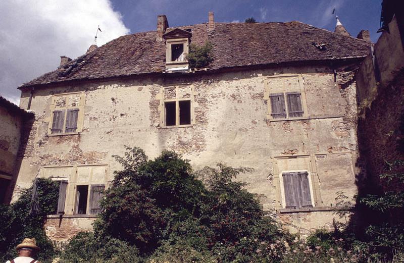 Corps de logis principal, façade sur cour.