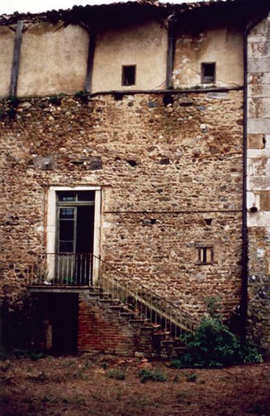 Aile Est, façade sur cour.