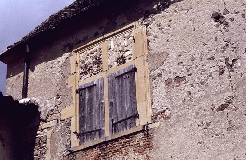 Détail façade sur cour, fenêtre à meneaux.