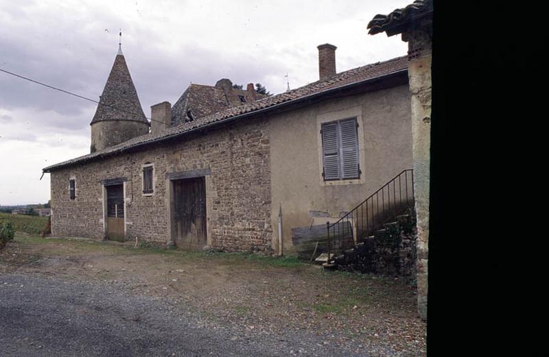 Communs, façade sur cour.