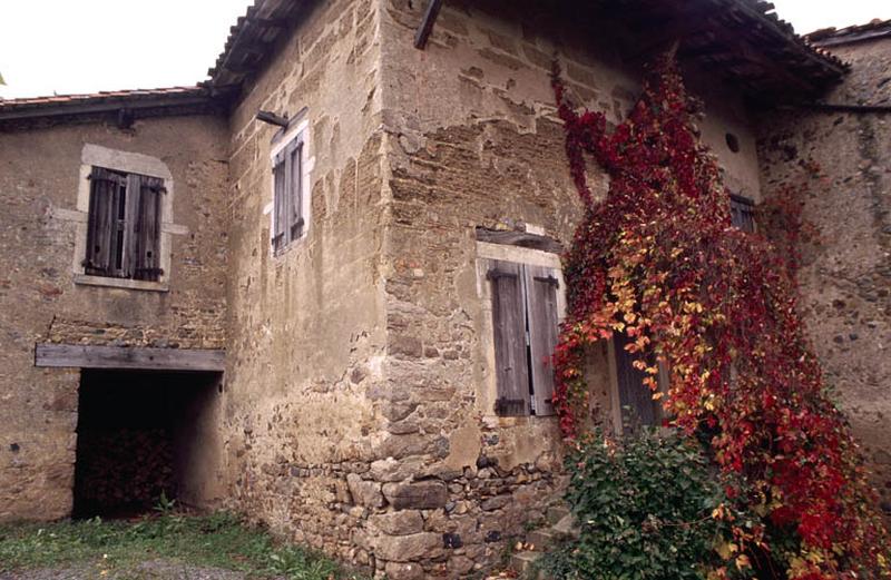 Communs, façade sur cour.