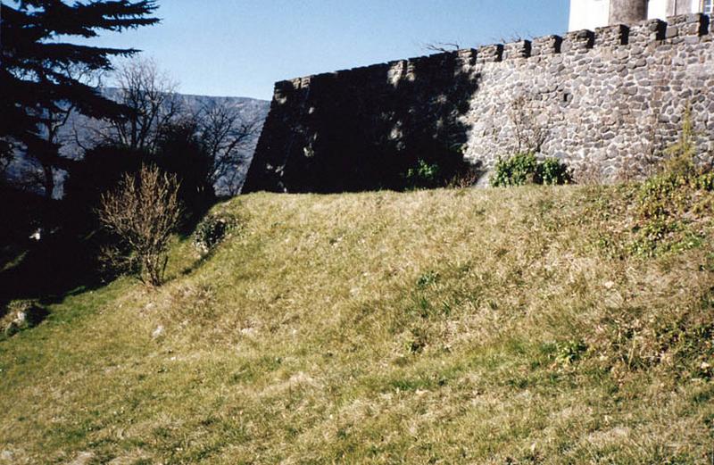 Enceinte et remblai.