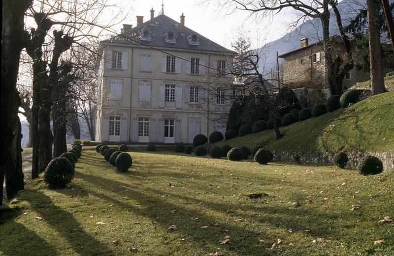 Jardin et façade latérale.