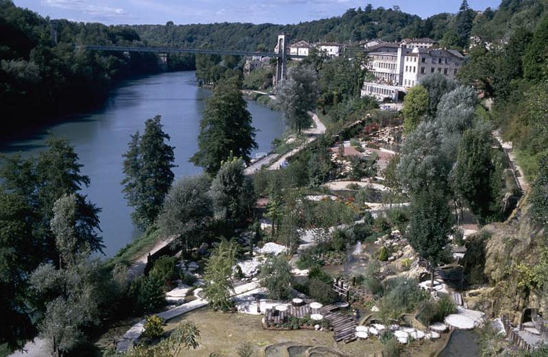 Vue générale du jardin et du fleuve.