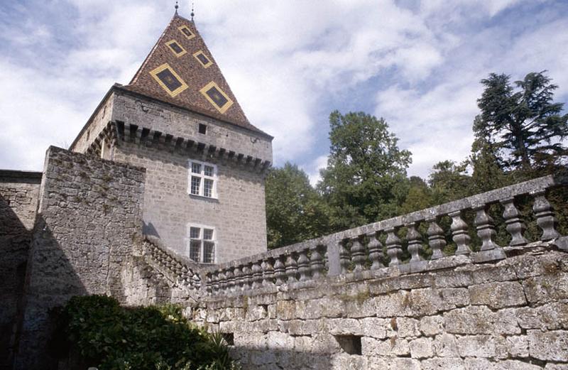 Tour carrée.