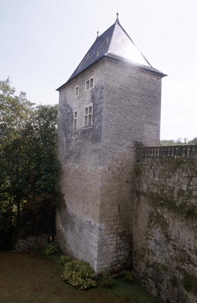 Tour carrée et toiture en pavillon.