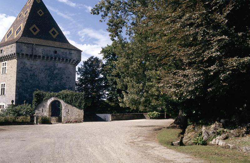 Allée d'entrée et donjon.