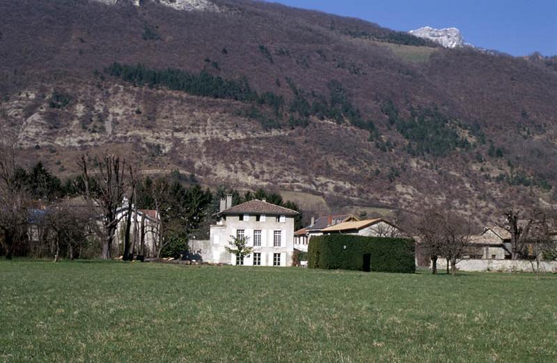 Façade Est, sur jardins.