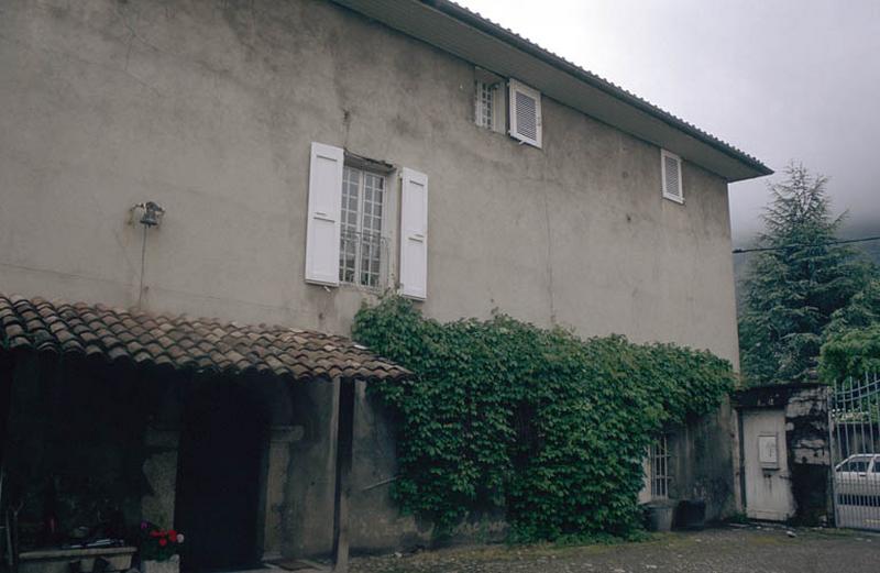 Façade Nord, sur cour.