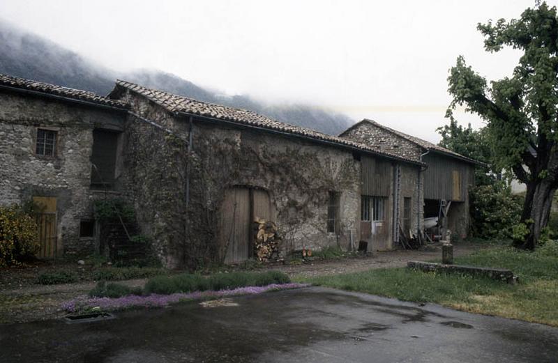 Communs, façade sur cour.