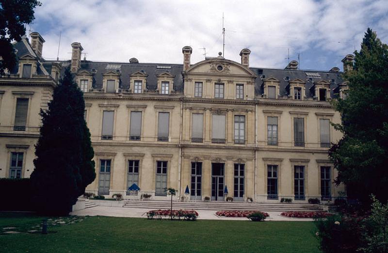 Façade Sud, sur cour.