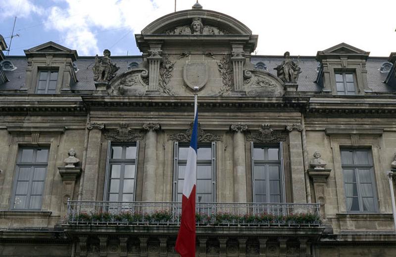 Façade Nord, pavillon central, détail frontron sculpté.