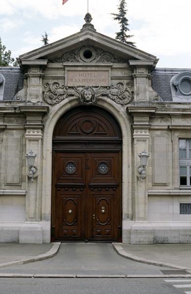 Pavillon de droite, porte d'entrée.