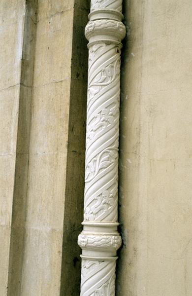 Détail façade, colonne sculptée.