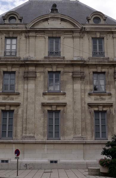 Pavillon de droite, façade Nord.