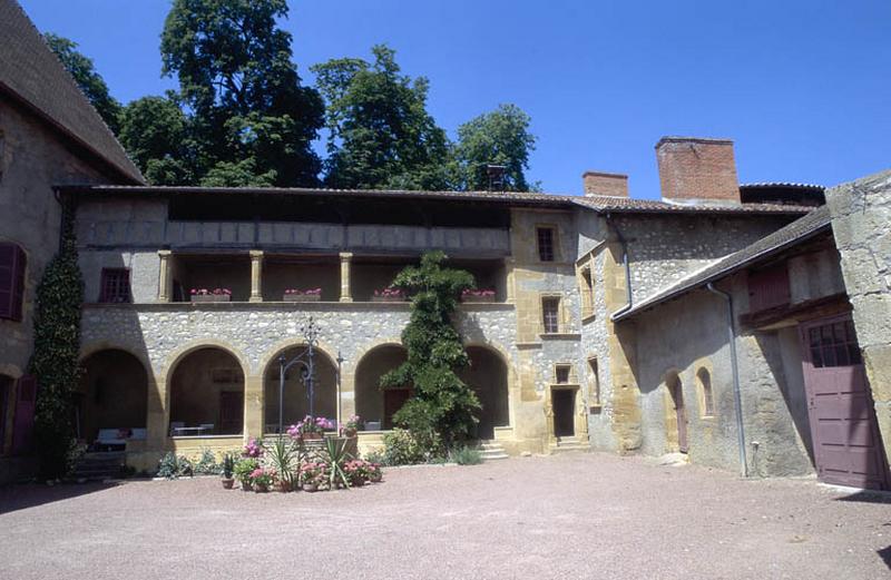 Cour intérieure et galeries.