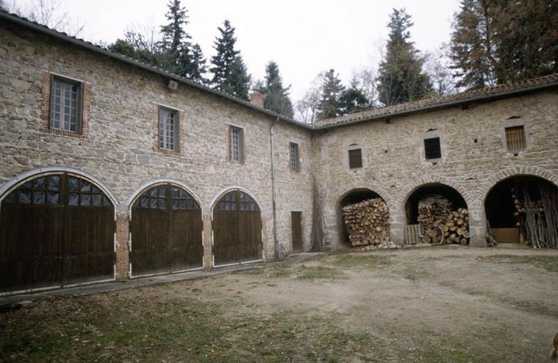 Communs, façades sur cour intérieure.