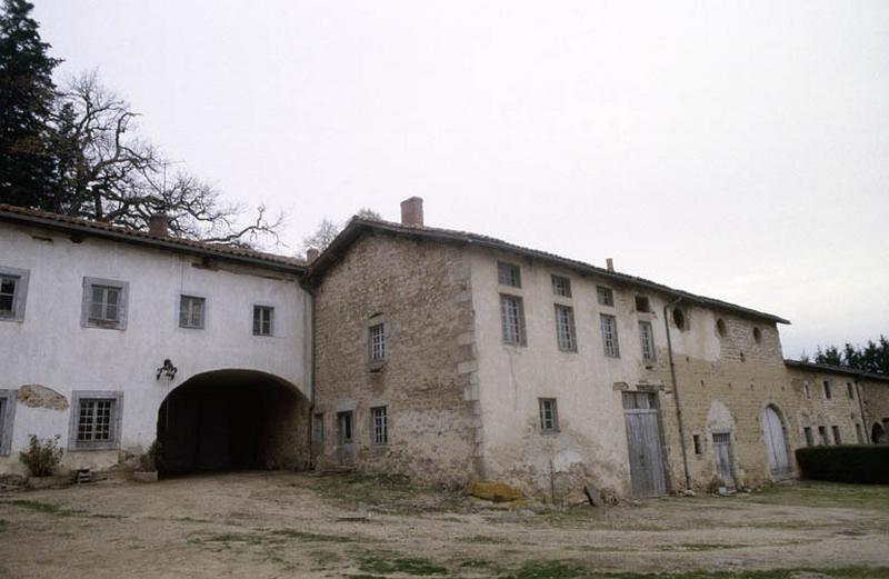 Communs, façades sur cour intérieure.