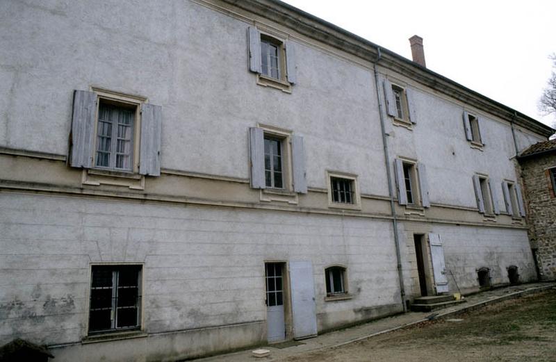 Communs, façade sur cour intérieure.