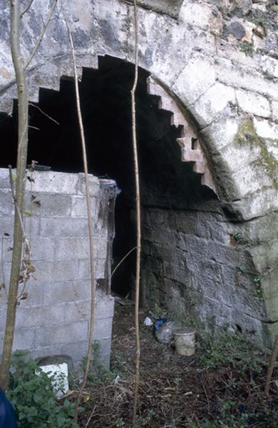 Entrée de secours, arche.