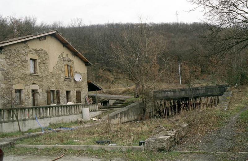 Bâtiment d'habitation et pont.