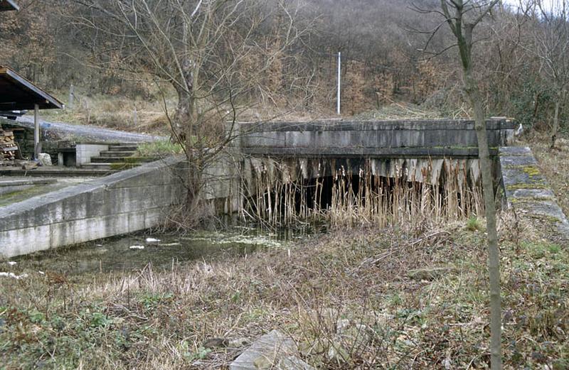 Canal et pont.