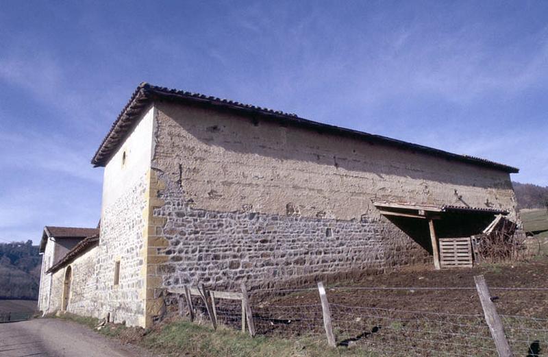 Façade extérieure et appentis.