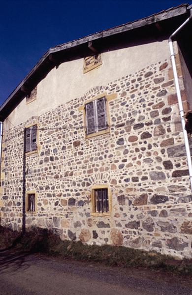 Façade extérieure, sur rue.