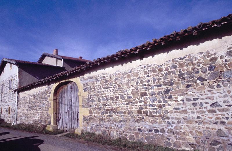 Mur d'enceinte et arche d'entrée.