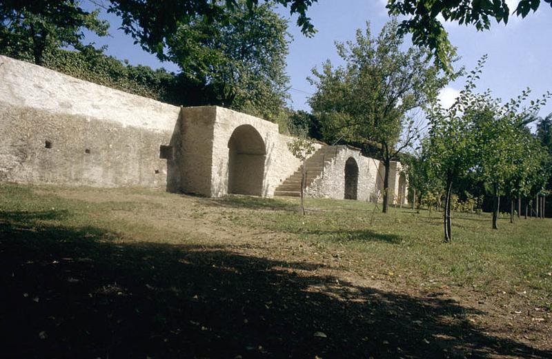 Parc, mur de soutènement du chemin.