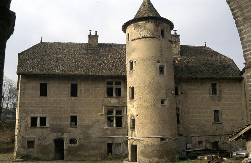 Façade et tour d'escalier.