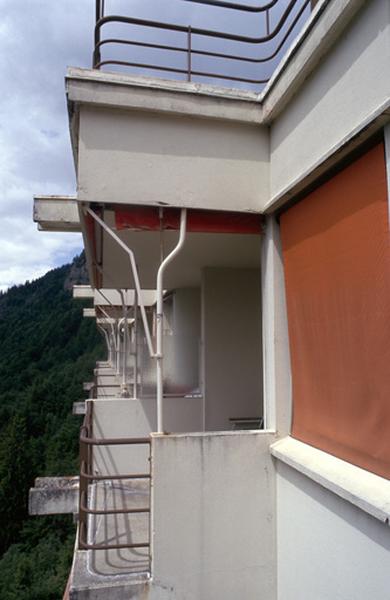 Détail façade Sud, fenêtres et balcons.