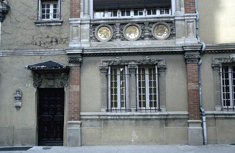 Villa Margot, détail façade, médaillons et fenêtres.