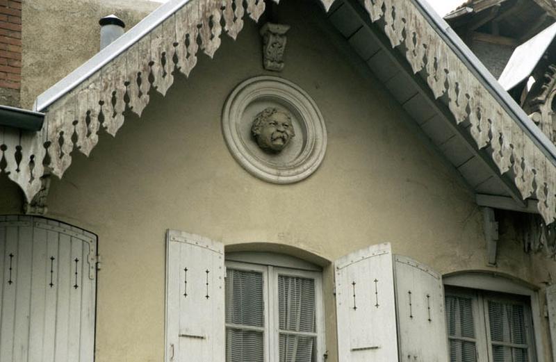 Villa Margot, façade sur jardin, médaillon sculpté.