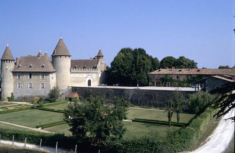 Vue Sud, façade et jardins.