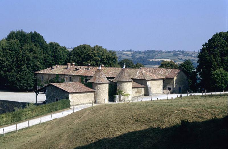 Tourelles rondes d'éntrée et communs.