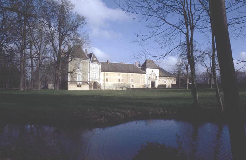 Façade Sud vue depuis les jardins.